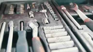 一套修理工具-螺丝刀、电压表、扳手-<strong>汽车服务</strong>